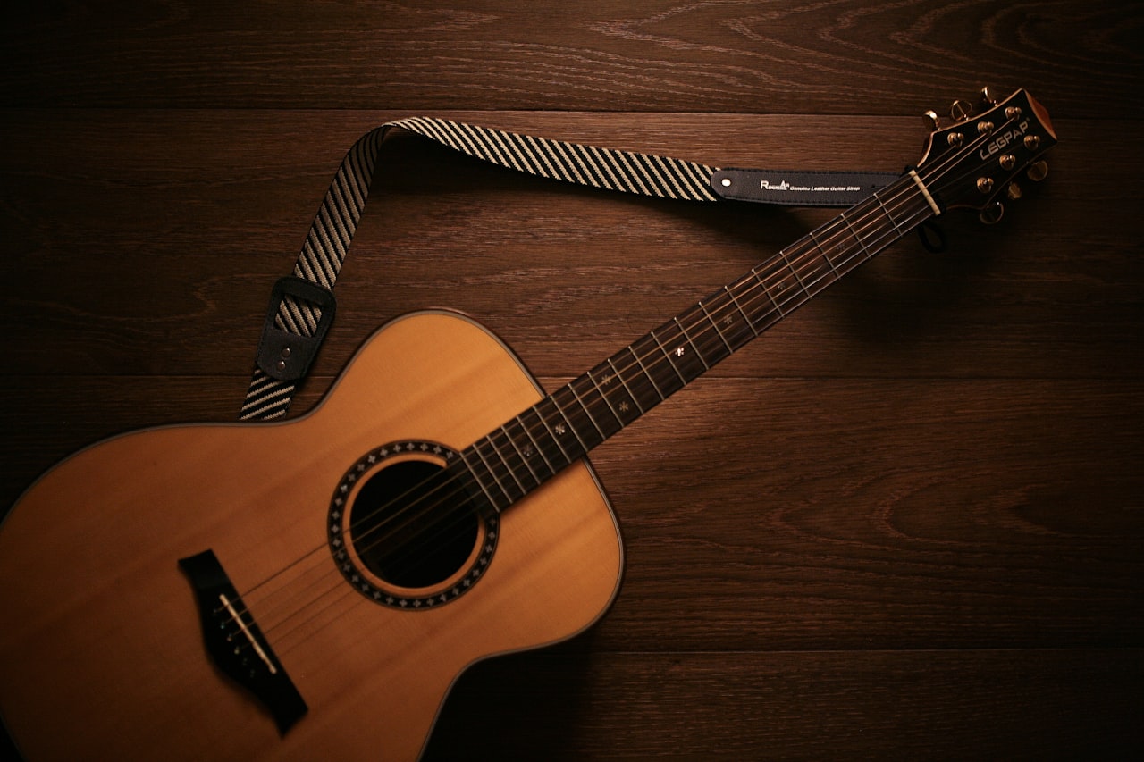 Guitarra acústica folk de madera de caoba