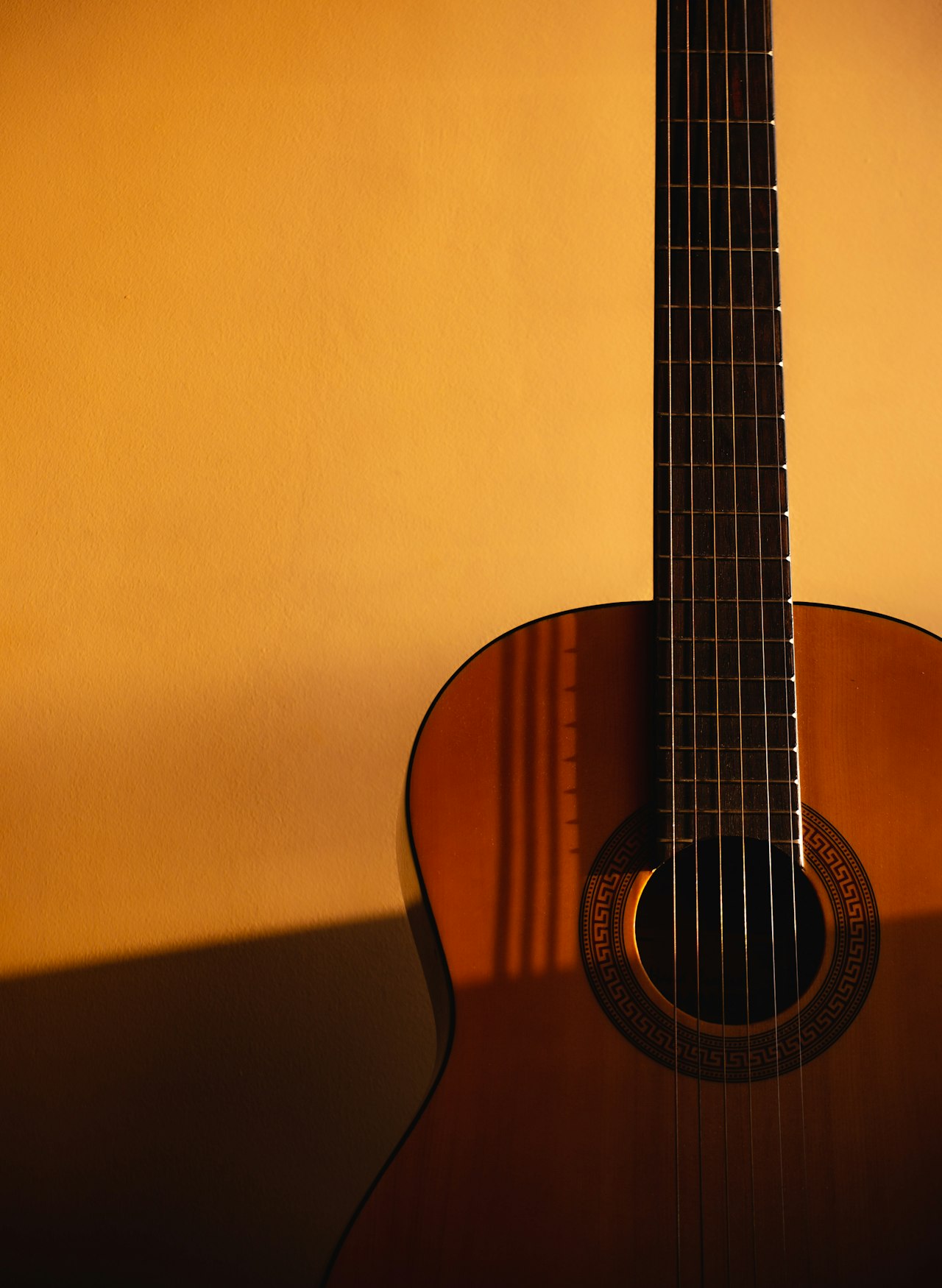 Guitarra en mantenimiento sobre un banco de taller