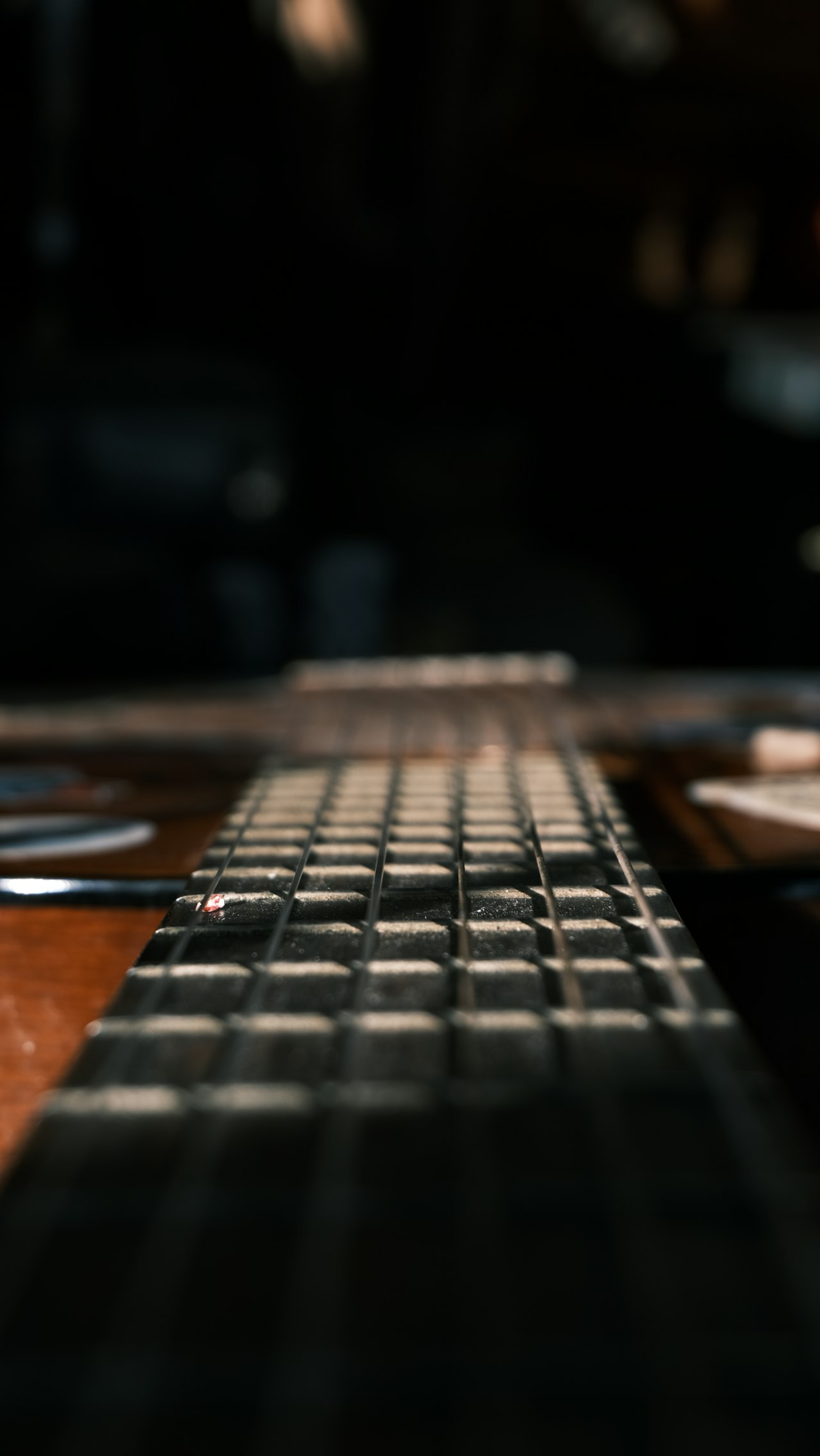Detalle de cambio de cuerdas en una guitarra