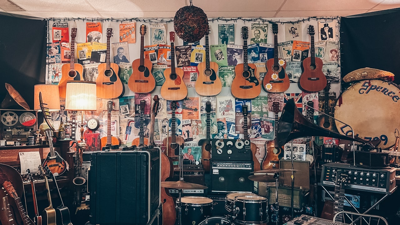 Interior de la tienda Casa Musical DO MI SOL con instrumentos en exhibición