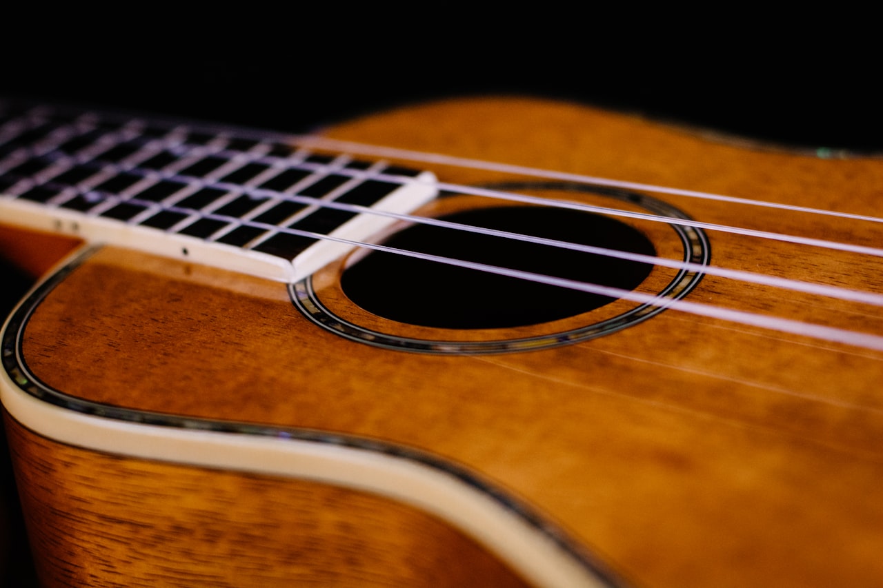 Ukelele de madera apoyado sobre una superficie