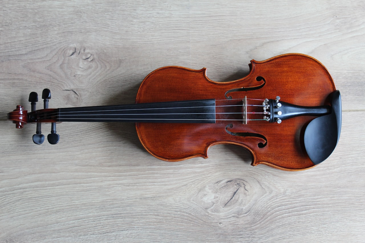 Violín de tamaño completo apoyado