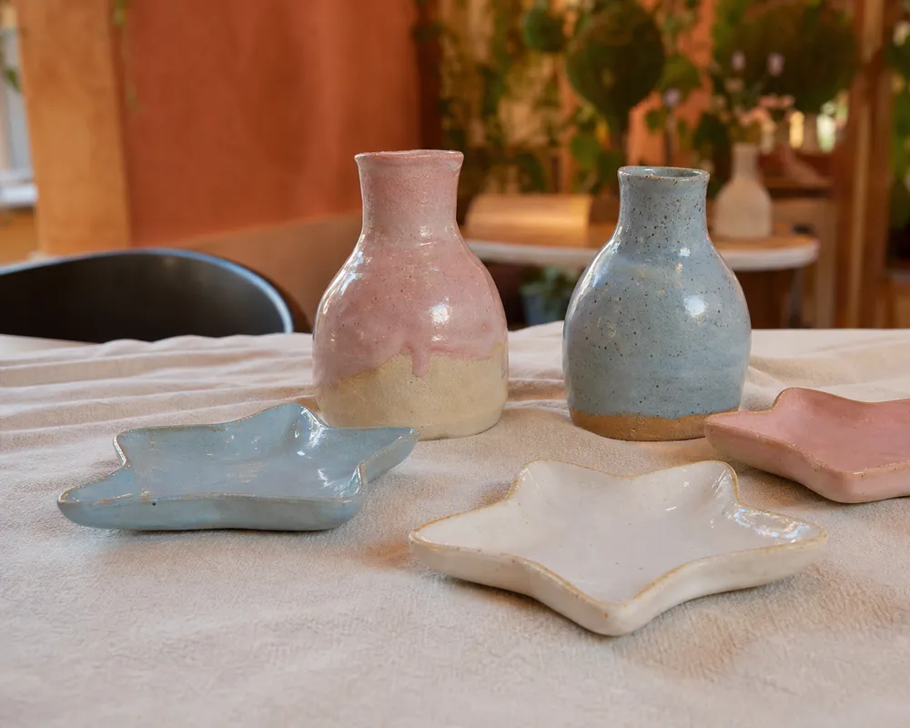 Piezas de cerámica terminadas en tonos pastel