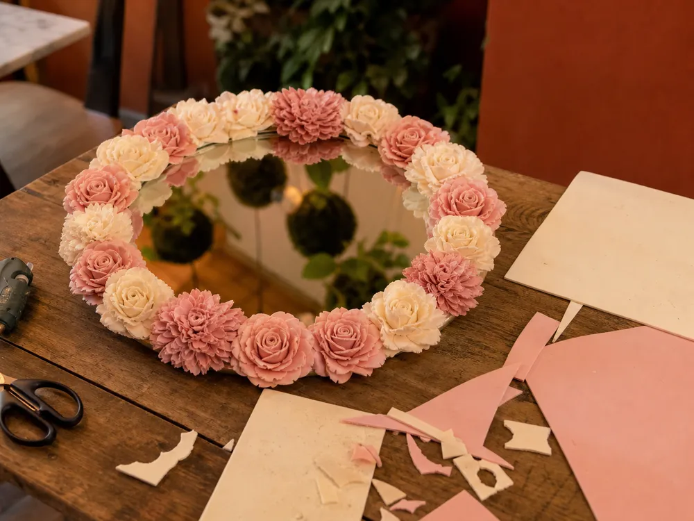 Espejo redondo decorado con flores de foami