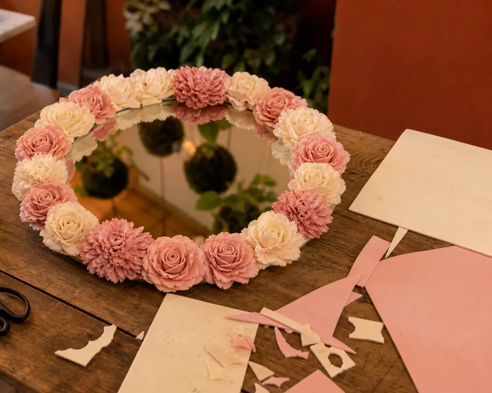 Espejo redondo decorado con flores de foami