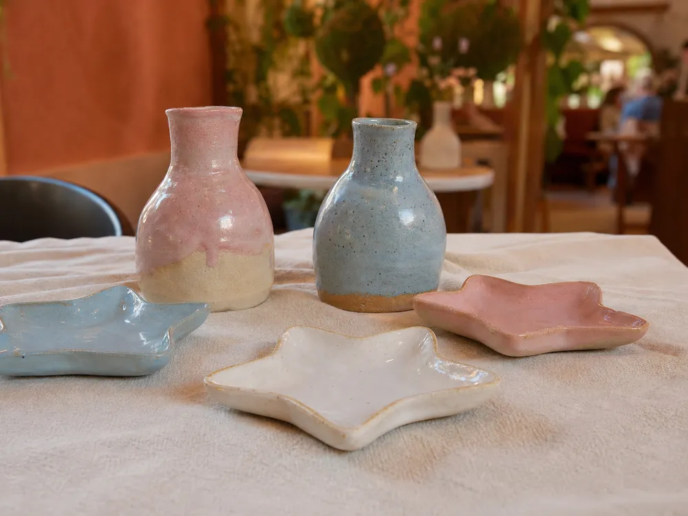 Piezas de cerámica terminadas en tonos pastel