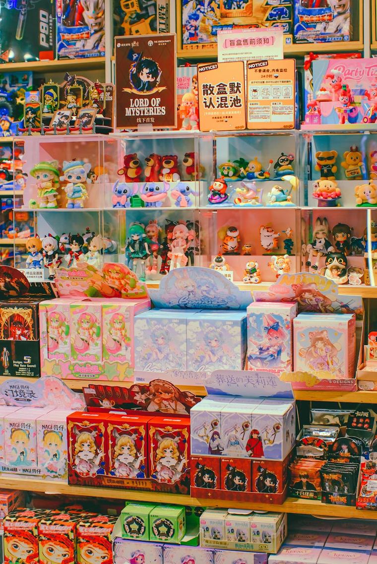 Interior de una tienda de figuras y merch anime